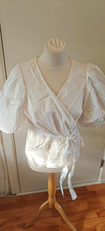 Overslagblouse met ballonmouwen
Maat L* beschikbaar voor biedingen