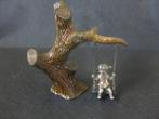 Zilveren miniatuur meisje op schommel aan bronzen boom, Antiek en Kunst, Antiek | Goud en Zilver, Ophalen of Verzenden, Zilver