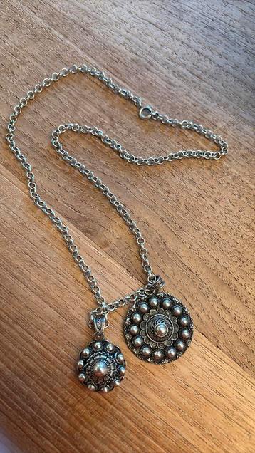 Zilveren collier met zeeuwse knopen beschikbaar voor biedingen