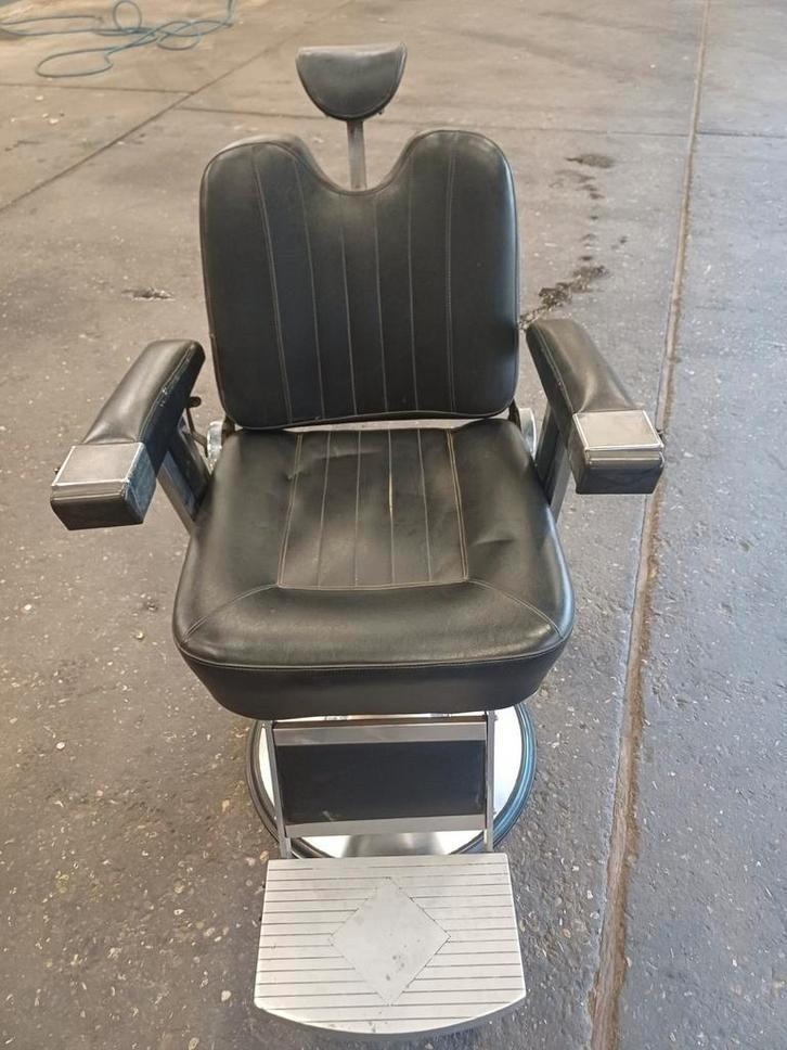 Gebruikte klassieke barberstoel met voetensteun en asbak, Sieraden, Tassen en Uiterlijk, Uiterlijk | Haarverzorging, Ophalen