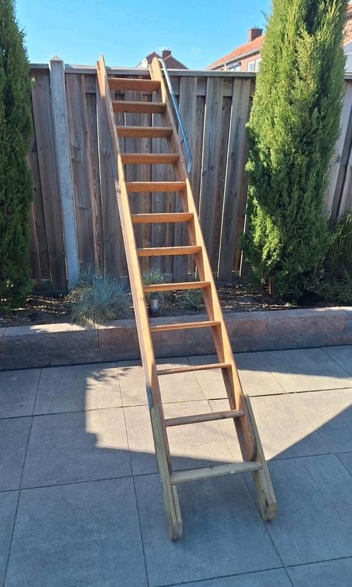 Houten ladder gebruikt voor naar een zolder, Doe-het-zelf en Verbouw, Ladders en Trappen, Zo goed als nieuw, 2 tot 4 meter, Ophalen