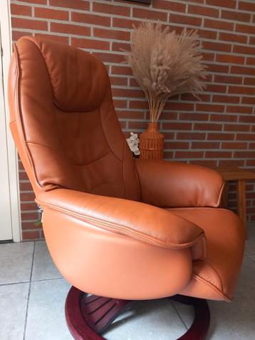 Hjort Knudsen leren draaifauteuil met voetenbank beschikbaar voor biedingen