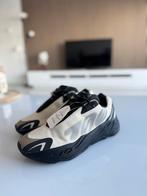 Yeezy 700 MNVN Bone, maat 45 nieuw, Kleding | Heren, Schoenen, Overige kleuren, Nieuw, Ophalen of Verzenden, Sneakers of Gympen