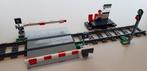 Lego trein: overweg + slagbomen en perron + seinpaal (Nieuw), Ophalen of Verzenden, Nieuw, Complete set, Lego