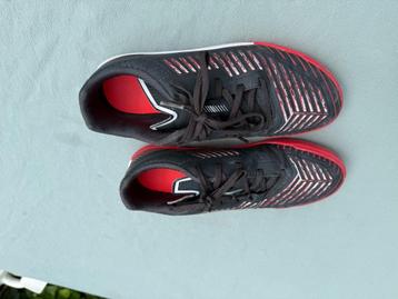 Paar Decathlon zaalhockeyschoenen beschikbaar voor biedingen