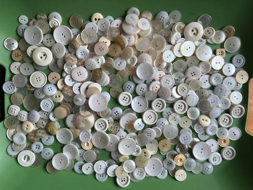 Heel veel witte knopen, nieuw en gebruikt, Hobby en Vrije tijd, Naaien en Fournituren, Zo goed als nieuw, Knoop of Knopen, Ophalen of Verzenden