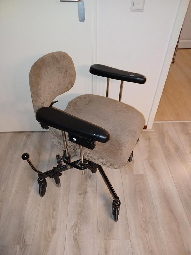 Elektrische Hoog Laag Trippelstoel, Huis en Inrichting, Bureaustoelen, Gebruikt, Bureaustoel, Beige, Ergonomisch, Ophalen