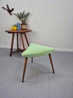 Deens voetenbankje met nieuwe stof. Vintage driehoek krukje., Ophalen of Verzenden, ., ., .