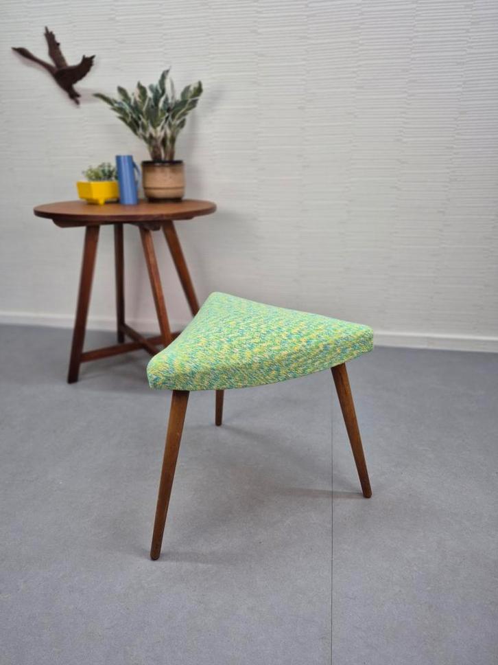 Deens voetenbankje met nieuwe stof. Vintage driehoek krukje., Huis en Inrichting, Banken | Voetenbanken en Poefen, Ophalen of Verzenden