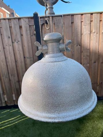 Zware hanglamp industrieel. beschikbaar voor biedingen