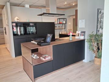 Mat zwarte keuken gecombineerd met noten hout beschikbaar voor biedingen