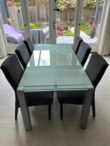 Zeer nette glazen eettafel (bezorgservice mogelijk) beschikbaar voor biedingen