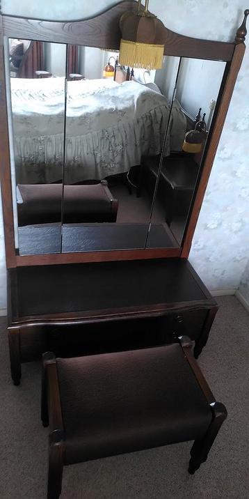Vintage houten kaptafel met bankje beschikbaar voor biedingen