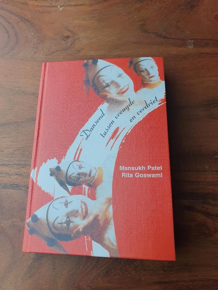 Dansend tussen vreugde en verdriet – Mansukh Patel | Levensv, Boeken, Esoterie en Spiritualiteit, Zo goed als nieuw, Achtergrond en Informatie