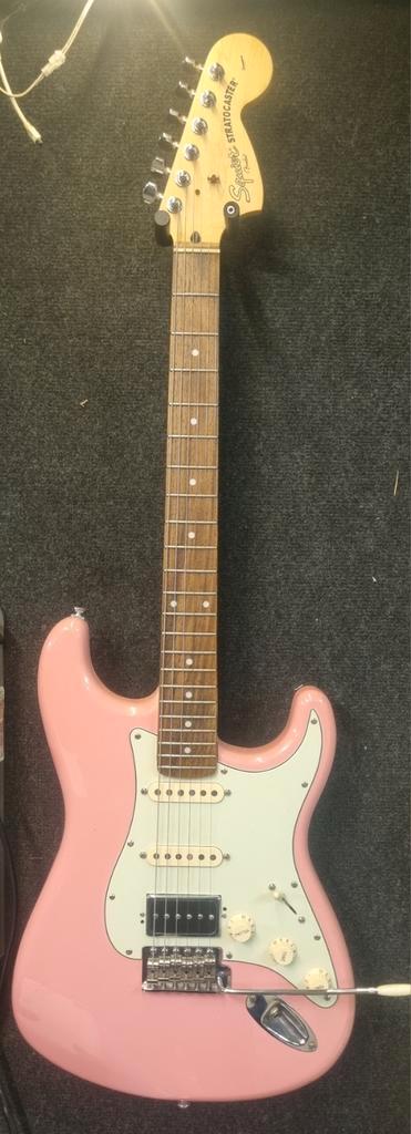 Roze Squier Stratocaster ..perfecte player, Muziek en Instrumenten, Snaarinstrumenten | Gitaren | Elektrisch, Zo goed als nieuw