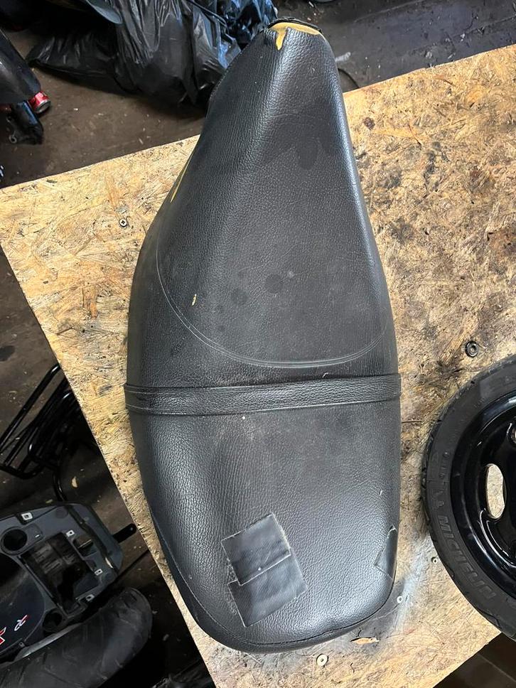 Typhoon zadel, Fietsen en Brommers, Brommeronderdelen | Scooters, Zo goed als nieuw, Piaggio, Zadel, Ophalen of Verzenden