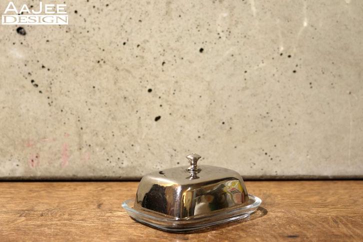 Antiek klein botervlootje - Metalen cloche op glazen schotel, Huis en Inrichting, Keuken | Servies, Gebruikt, Overige typen, Overige stijlen