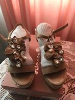 Te koop nieuwe wedges sandalen van Alma en Pena maat 37, Beige, Nieuw, Alma en pena, Sandalen of Muiltjes