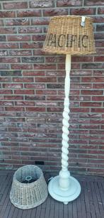 Vloerlamp met gevlochten rieten kap Riviera Maison, Huis en Inrichting, Lampen | Vloerlampen, Ophalen, Gebruikt, Hout, Landelijk