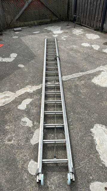 Lange 2 delige ladder . Totale lengte 9,5 meter  beschikbaar voor biedingen
