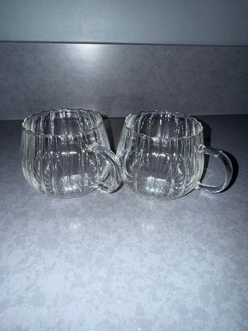 2 theeglazen beschikbaar voor biedingen