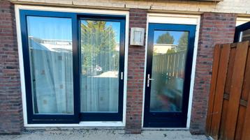 Sliding Door with additional door up for sale beschikbaar voor biedingen