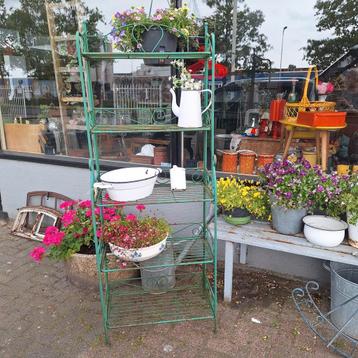Brocant tuin etagere tuinkast  beschikbaar voor biedingen