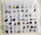 56 trommelstenen in doorzichtige doos, Verzamelen, Mineralen en Fossielen, Ophalen of Verzenden, Mineraal