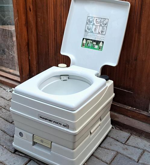 Te koop witte pasport potty 35 x 40 x 35 cm 15 liter, Caravans en Kamperen, Caravan accessoires, Zo goed als nieuw, Ophalen of Verzenden