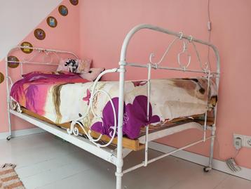 Leuk oud vintage bed voor kinderkamer, prinsesbed beschikbaar voor biedingen
