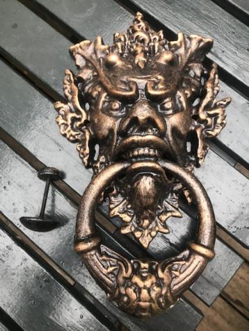 imposante metalen deurklopper, fabelfiguur beschikbaar voor biedingen