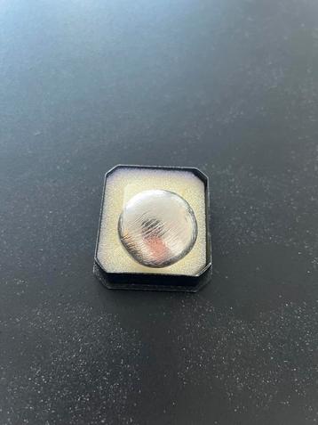 Zilverkleurig ring  beschikbaar voor biedingen