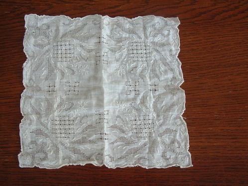 prachtig antiek wit zakdoekje of kleedje nr. 1, Verzamelen, Overige Verzamelen, Gebruikt, Ophalen of Verzenden