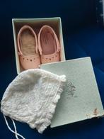 Antiek zijde baby mutsje antiek leren baby schoentjes in box, Antiek en Kunst, Ophalen of Verzenden