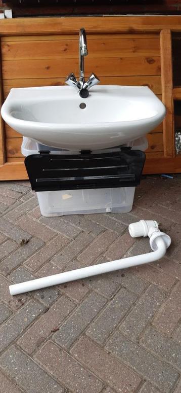 Wastafel / waskom met kraan beschikbaar voor biedingen