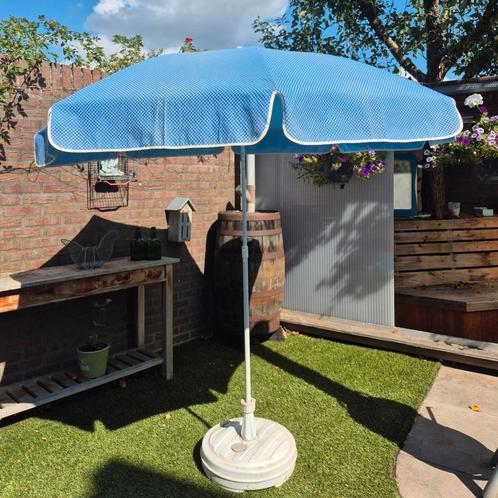 Vintage stoffen blauw geblokte parasol, Tuin en Terras, Parasols, Gebruikt, Stokparasol, 1 tot 2 meter, Kantelbaar, Ophalen of Verzenden