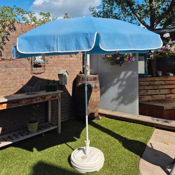 Vintage stoffen blauw geblokte parasol, Tuin en Terras, Parasols, Gebruikt, Stokparasol, 1 tot 2 meter, Kantelbaar, Ophalen of Verzenden