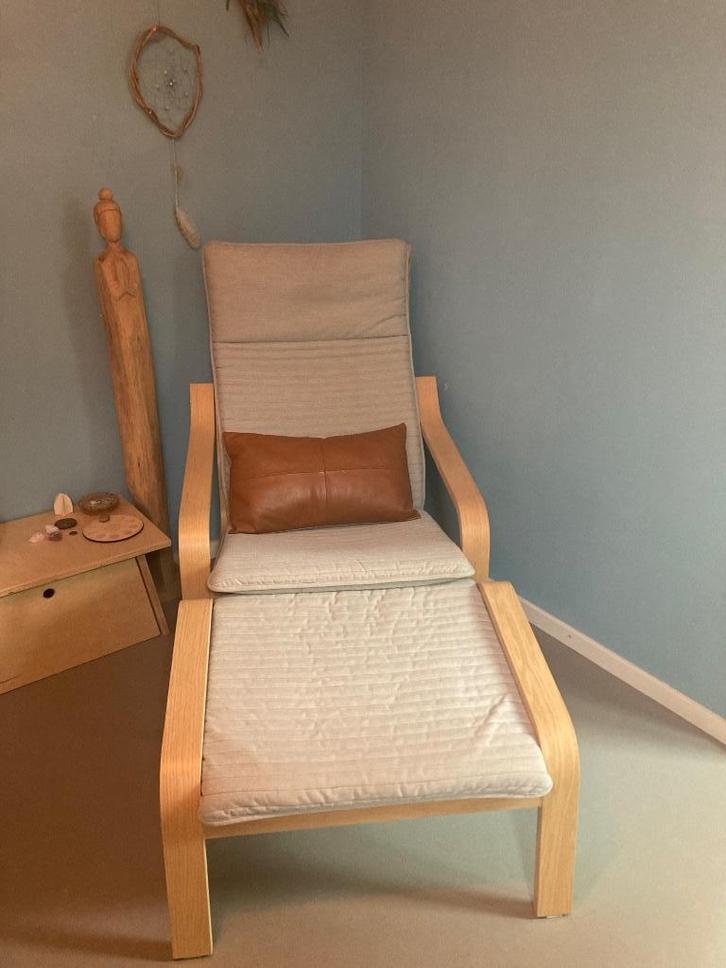 IKEA Poang stoel en voetenbank set in lichtgrijs, Huis en Inrichting, Stoelen, Zo goed als nieuw, Eén, Hout, Stof, Grijs, Ophalen