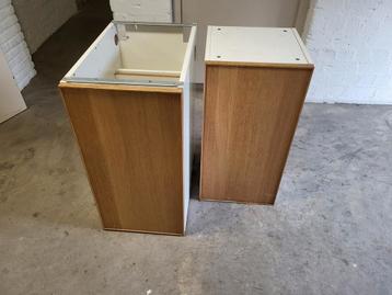 2 Keukenkastjes met planken beschikbaar voor biedingen