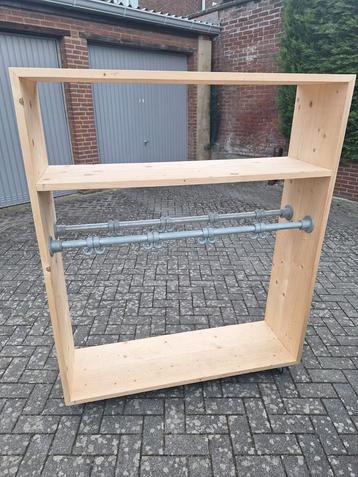 Kapstok op wielen beschikbaar voor biedingen