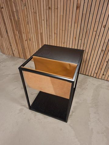 Mooie lectuurtafel beschikbaar voor biedingen
