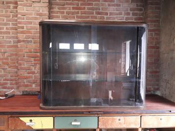 Vitrinekast met ronde glazen hoeken Vintage beschikbaar voor biedingen