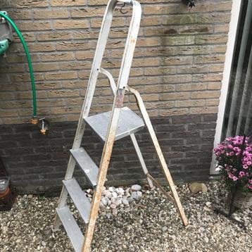 huishoudtrap ijzer 3 treden en een plateau beschikbaar voor biedingen
