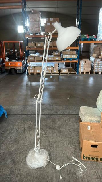Witte lamp voet industriëel schatnierend beschikbaar voor biedingen