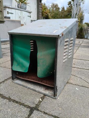 Metalen Kippenleghok beschikbaar voor biedingen