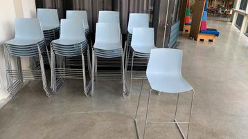 Arper hoge stoelen licht grijs blauw, 40 stuks beschikbaar voor biedingen
