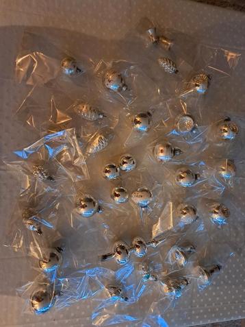 Oude zilveren kerstballen. beschikbaar voor biedingen