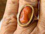 Gouden ring Bloedkoraal Camee 18 CT, Sieraden, Tassen en Uiterlijk, Ringen, Verzenden, Zo goed als nieuw, 17 tot 18, Dame
