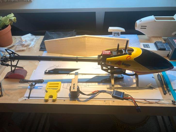 Compass ATOM 500 met Skookum SK540 FBL Gyro, Hobby en Vrije tijd, Modelbouw | Radiografisch | Helikopters en Quadcopters, Gebruikt