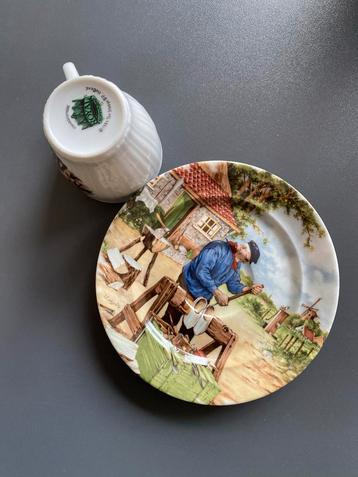 Kleine Kop en Schotel met Decoratie beschikbaar voor biedingen